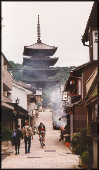 kyoto_temple_uphill.jpg